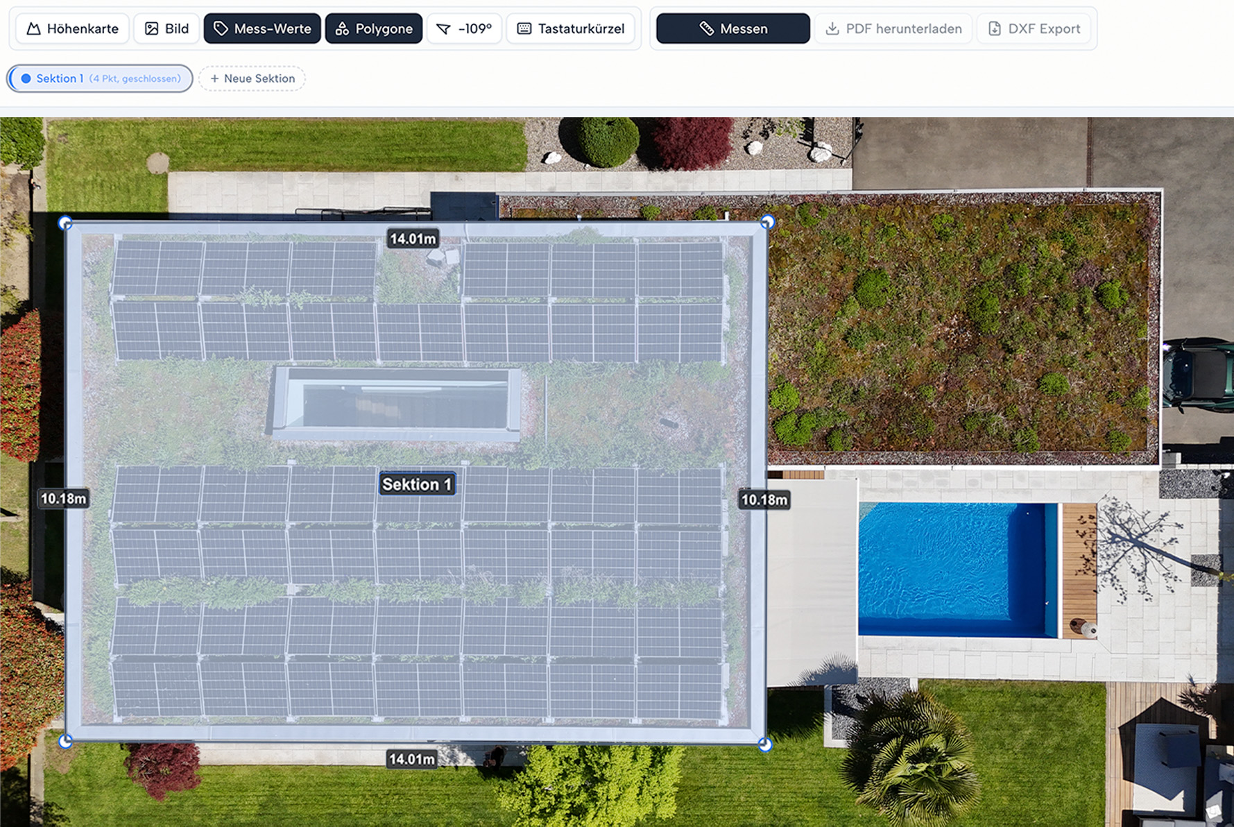 Nadir-Drohnenaufnahme eines Schweizer Einfamilienhauses mit Photovoltaik, Dachbegrünung und Pool